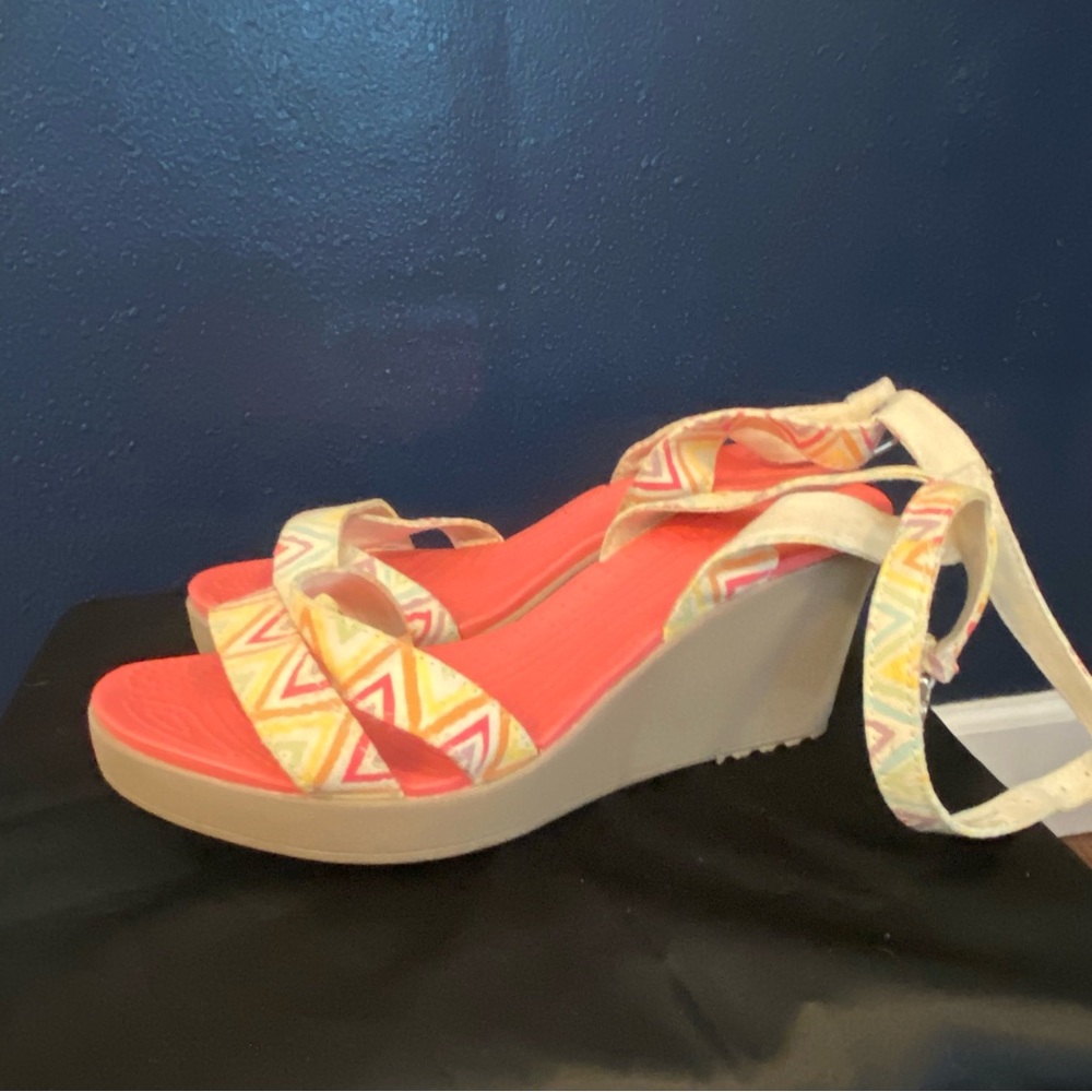 Crocs womens Leigh Graphic chevron Wedge Sandal